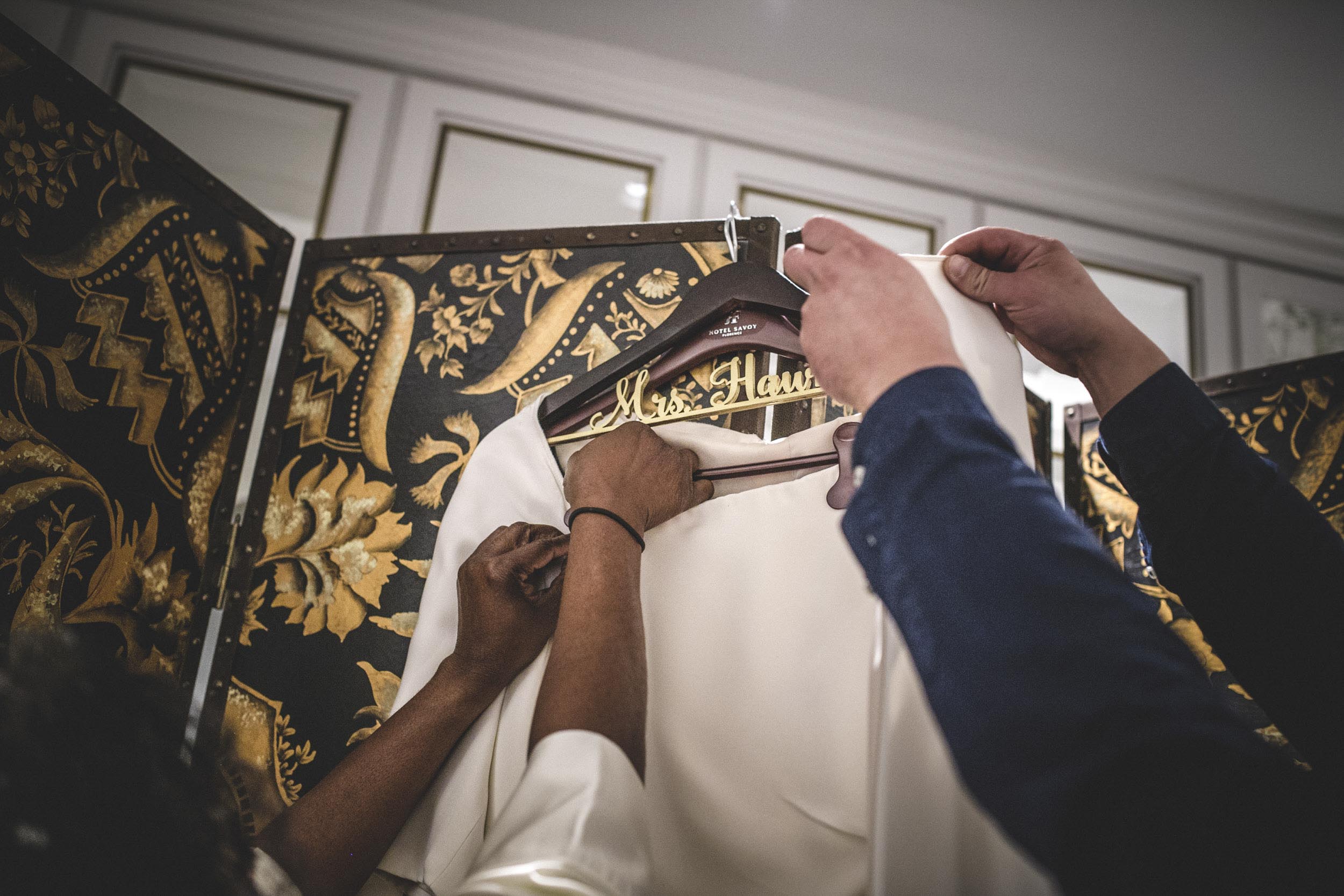 Destination Wedding in Italy - Alessia Bruchi fotografia, italian wedding photographer based in tuscany available for exclusive destination wedding in tuscany and Italy. Getting Ready Photos - Exclusive Wedding in Firenze, Tuscany