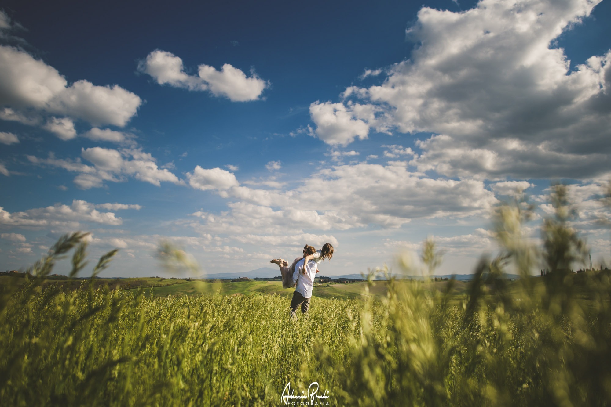 Romantic engagement photo session in crete senesi, Siena, the heart of Tuscany with Alessia Bruchi fotografia, italian wedding photographer available for exclusive wedding destination in Italy Engagement photos Tuscany