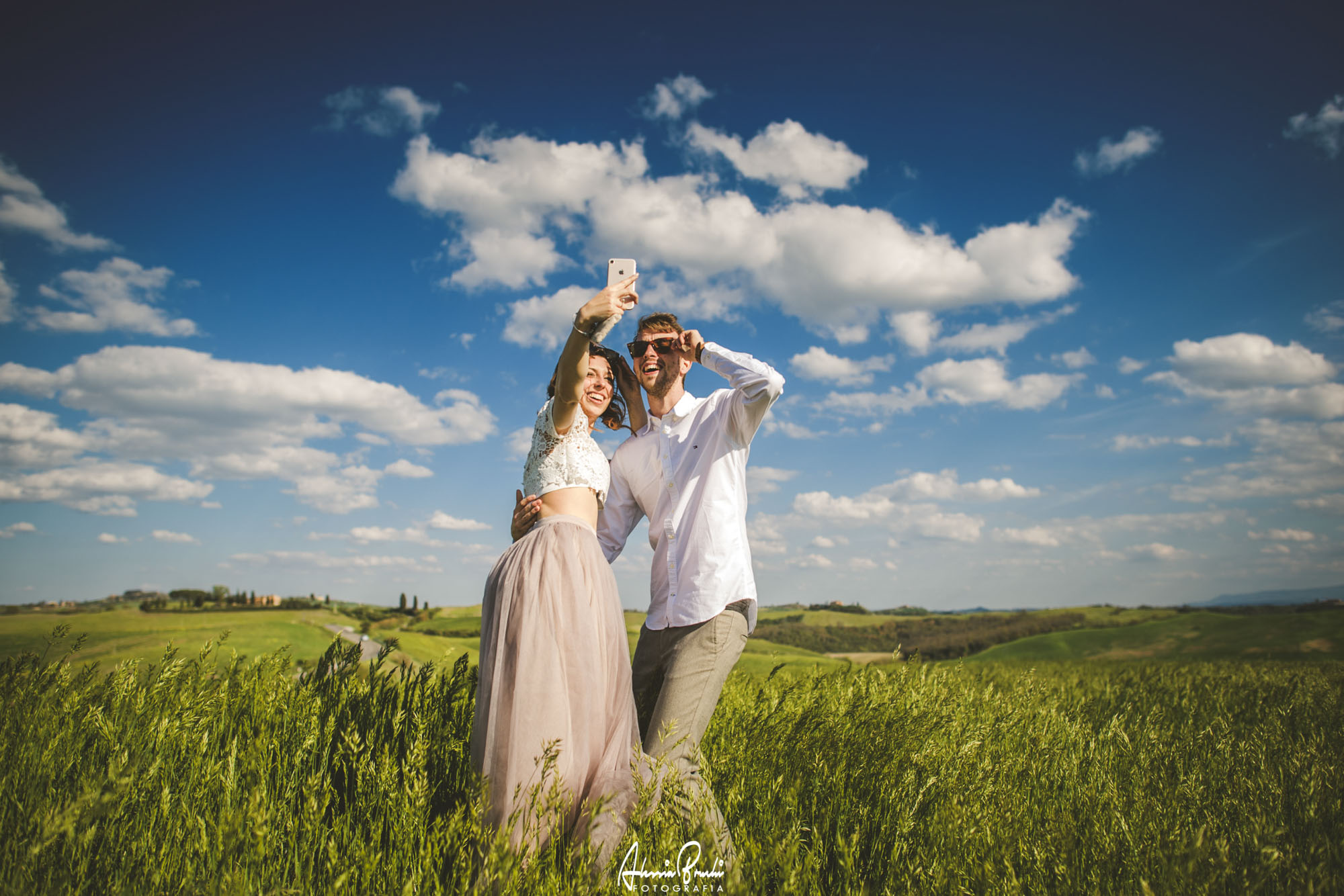 Romantic engagement photo session in crete senesi, Siena, the heart of Tuscany with Alessia Bruchi fotografia, italian wedding photographer available for exclusive wedding destination in Italy couple portrait in tuscany