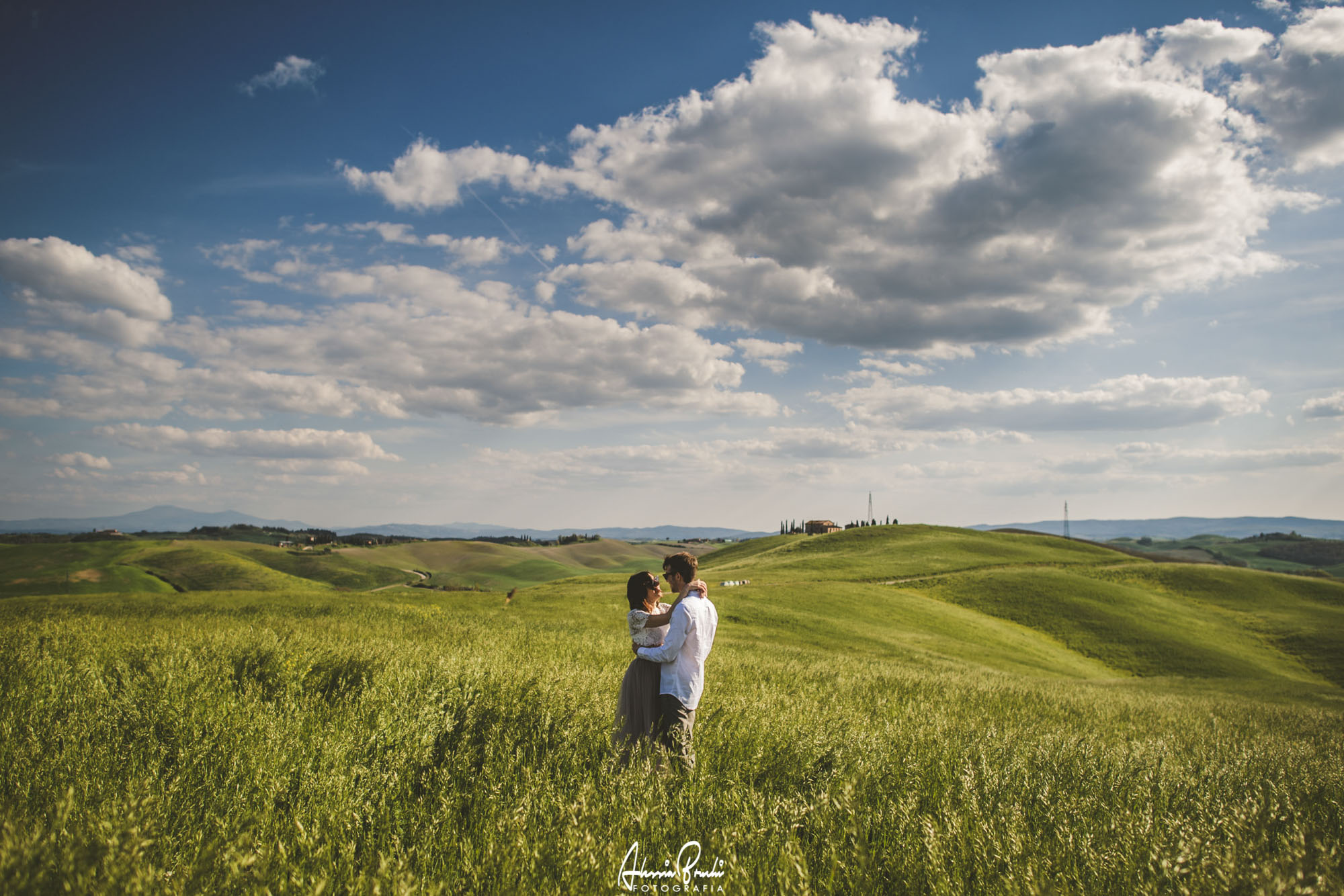 Romantic engagement photo session in crete senesi, Siena, the heart of Tuscany with Alessia Bruchi fotografia, italian wedding photographer available for exclusive wedding destination in Italy Engagement photo Shooting in Siena Tuscany