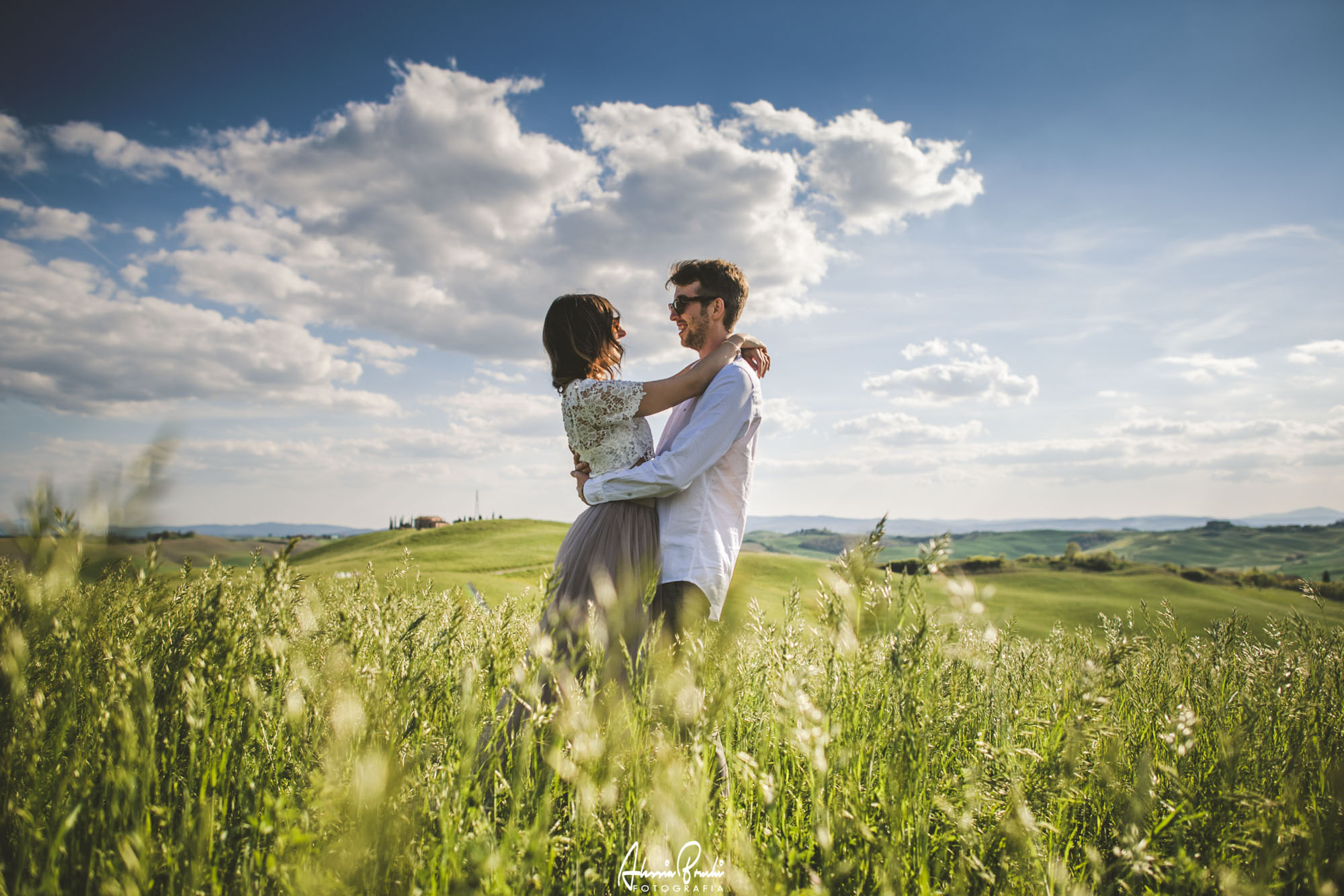 Romantic engagement photo session in crete senesi, Siena, the heart of Tuscany with Alessia Bruchi fotografia, italian wedding photographer available for exclusive wedding destination in Italy wedding photographer tuscany
