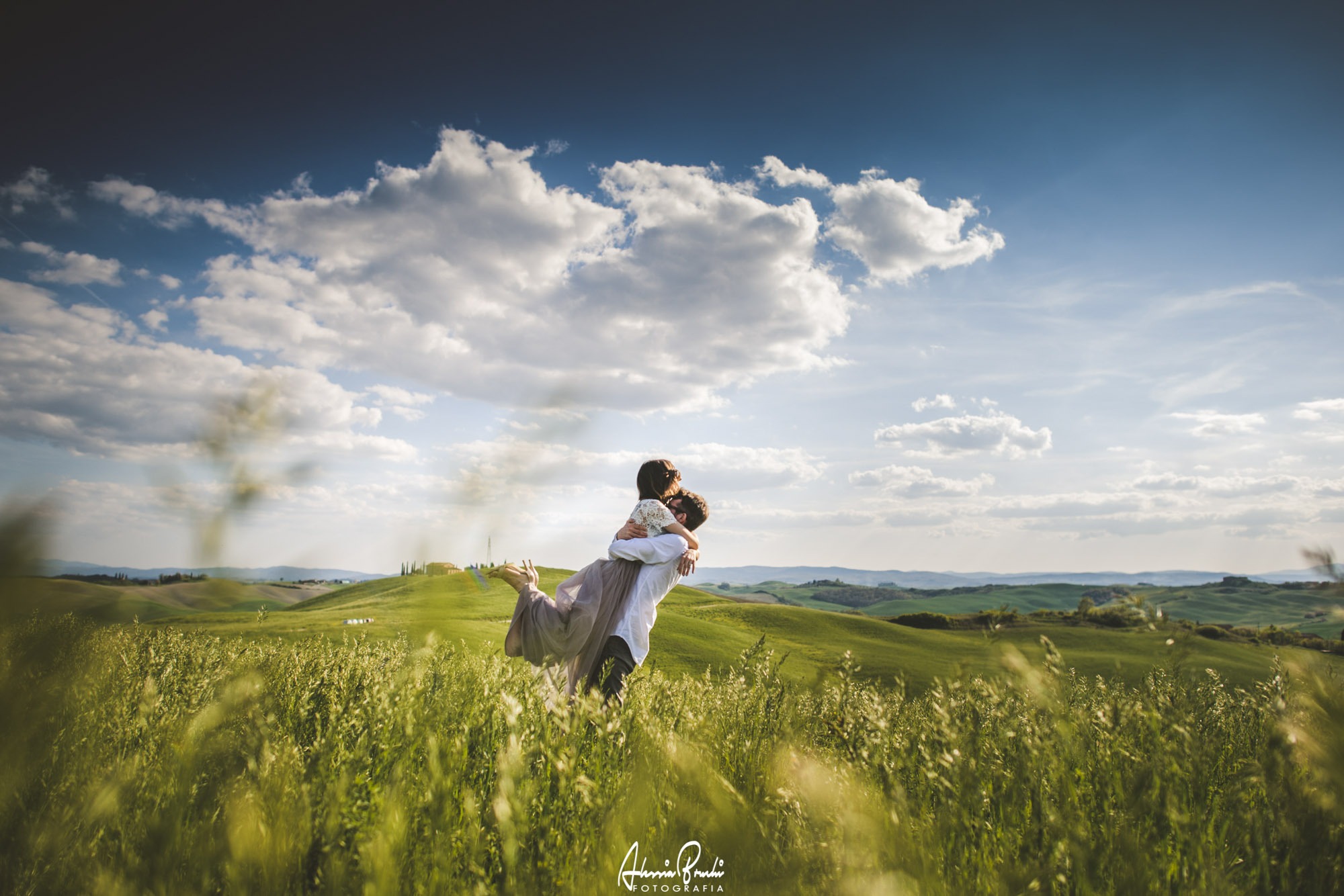 Romantic engagement photo session in crete senesi, Siena, the heart of Tuscany with Alessia Bruchi fotografia, italian wedding photographer available for exclusive wedding destination in Italy wedding photographer tuscany