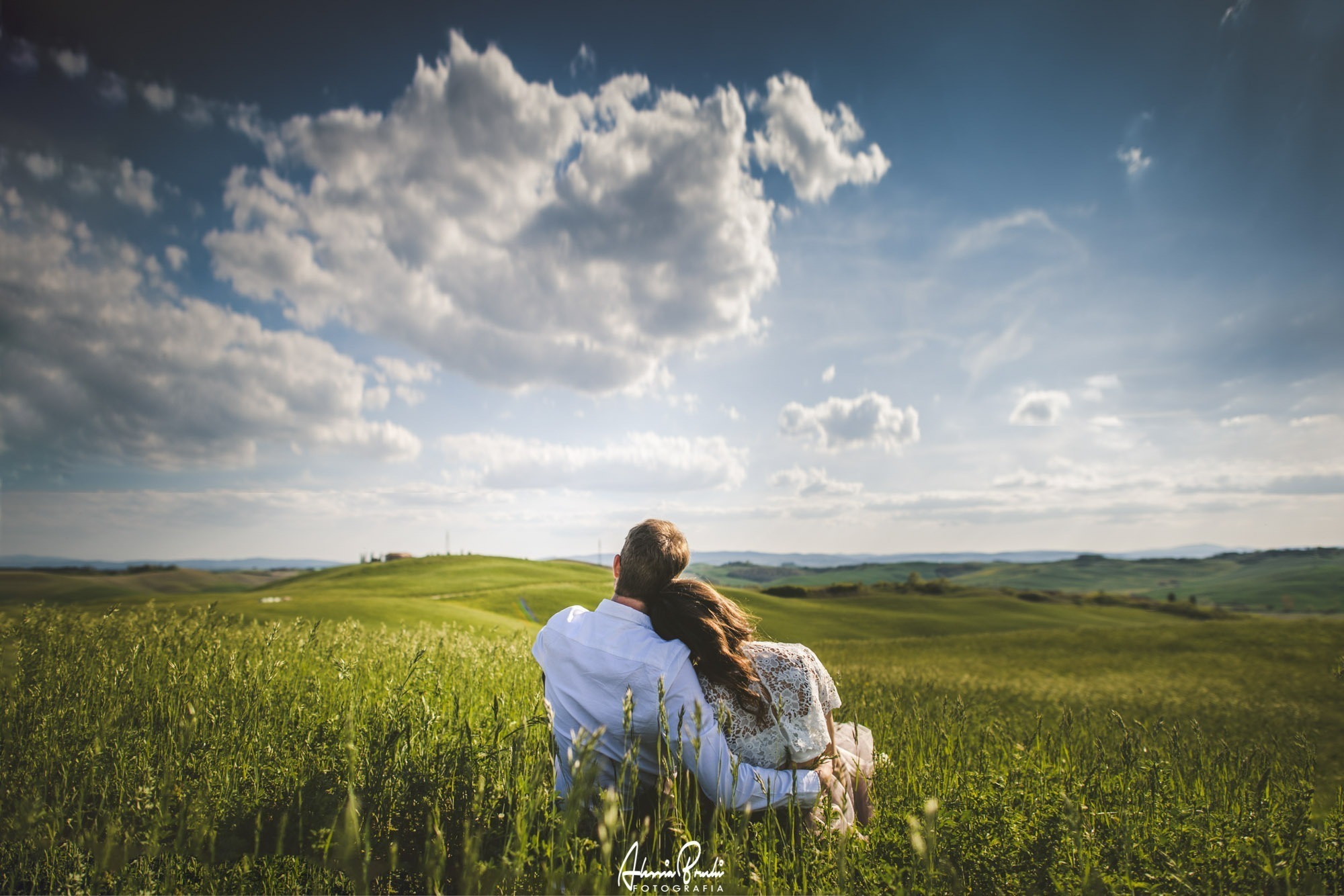 Romantic engagement photo session in crete senesi, Siena, the heart of Tuscany with Alessia Bruchi fotografia, italian wedding photographer available for exclusive wedding destination in Italy fotografo matrimoni toscana