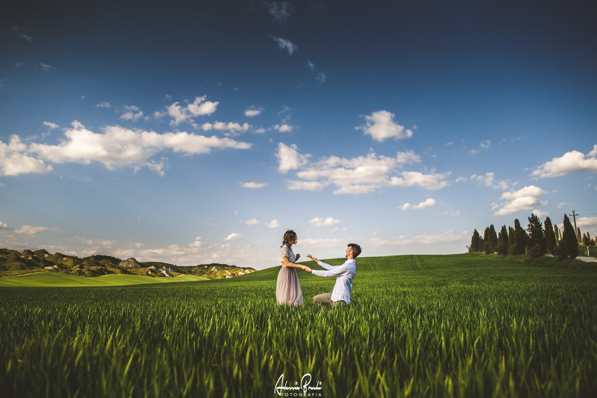 Romantic engagement photo session in crete senesi, Siena, the heart of Tuscany with Alessia Bruchi fotografia, italian wedding photographer available for exclusive wedding destination in Italy proposal photography in tuscany