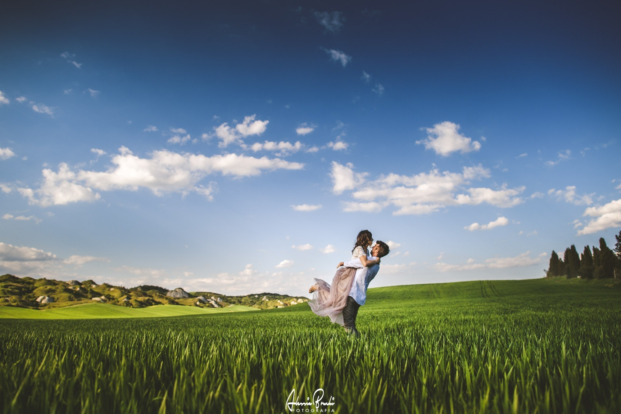 Romantic engagement photo session in crete senesi, Siena, the heart of Tuscany with Alessia Bruchi fotografia, italian wedding photographer available for exclusive wedding destination in Italy fotografo matrimoni toscana