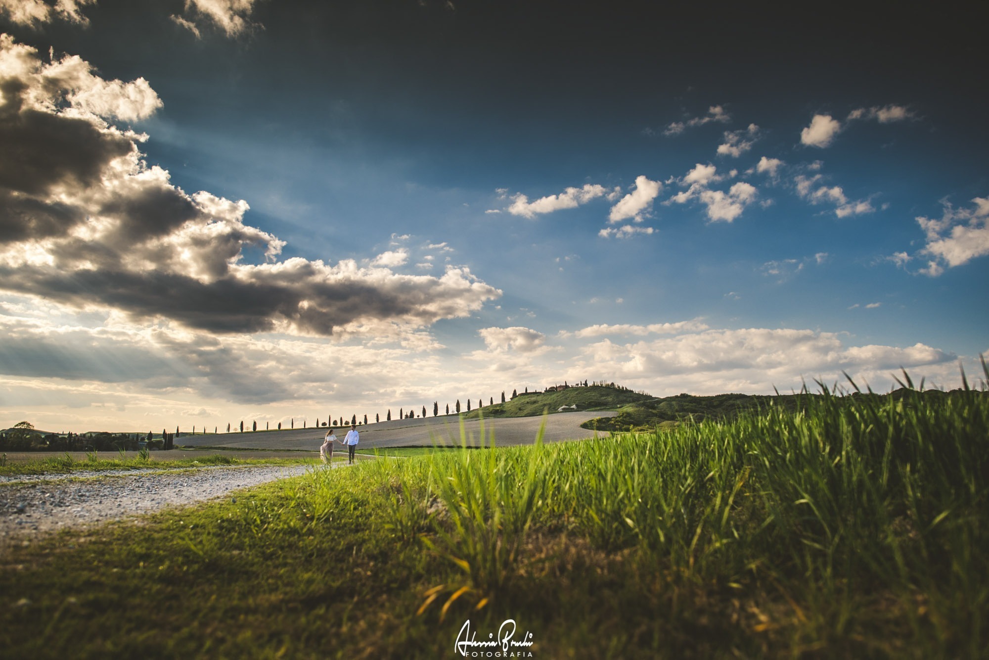 Romantic engagement photo session in crete senesi, Siena, the heart of Tuscany with Alessia Bruchi fotografia, italian wedding photographer available for exclusive wedding destination in Italy engagement photos in tuscany