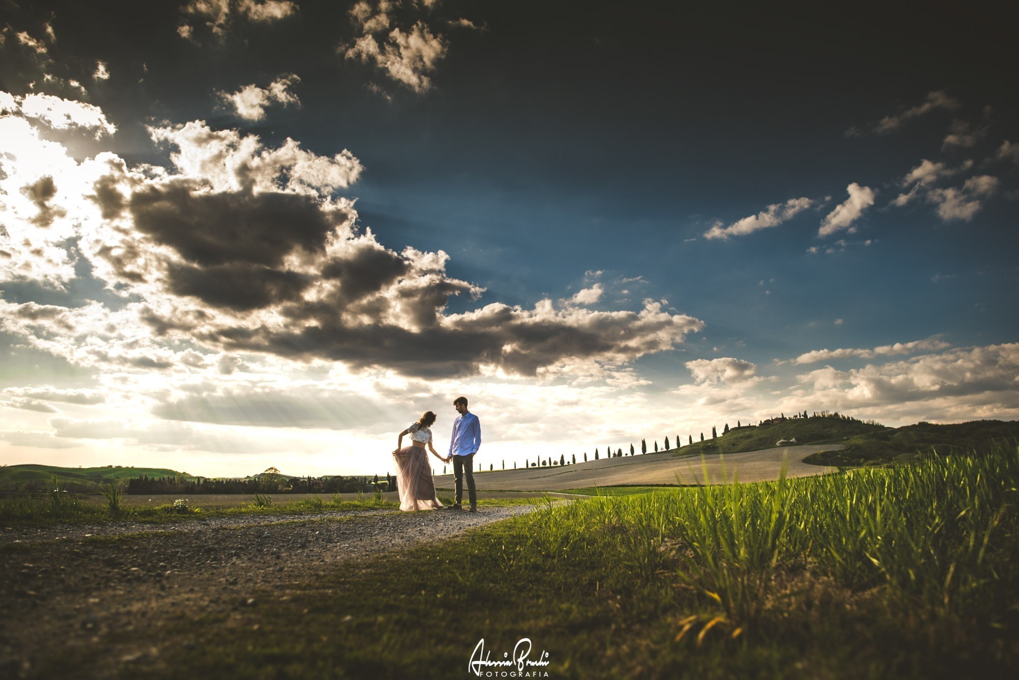 Romantic engagement photo session in crete senesi, Siena, the heart of Tuscany with Alessia Bruchi fotografia, italian wedding photographer available for exclusive wedding destination in Italy foto coppia crete sensi tramonto