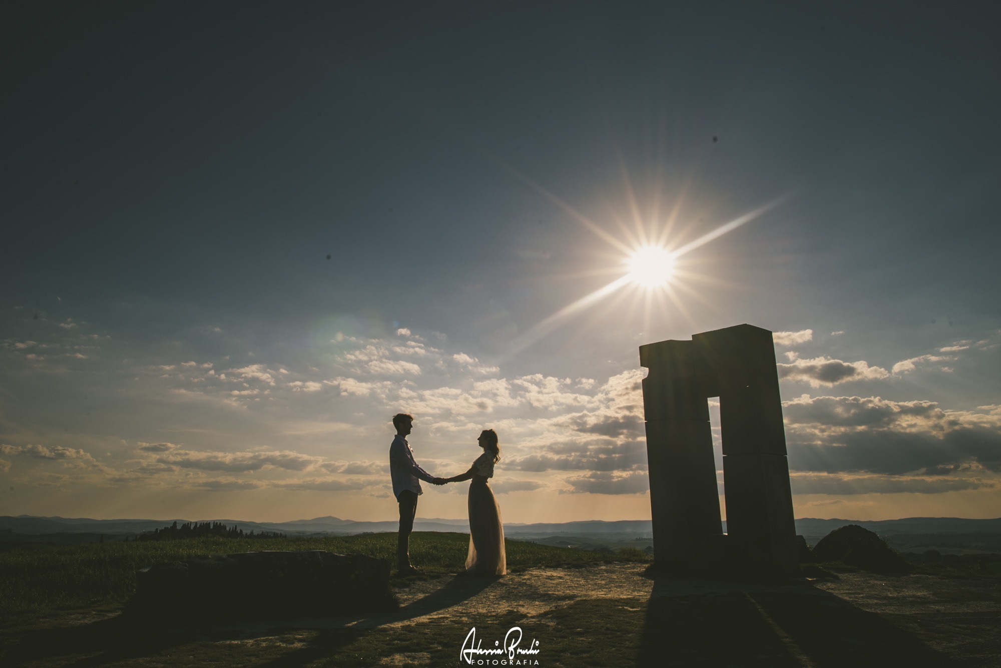 Romantic engagement photo session in crete senesi, Siena, the heart of Tuscany with Alessia Bruchi fotografia, italian wedding photographer available for exclusive wedding destination in Italy foto coppia crete sensi tramonto