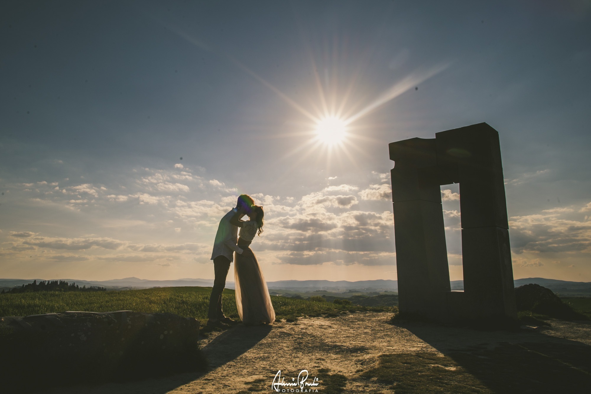 Romantic engagement photo session in crete senesi, Siena, the heart of Tuscany with Alessia Bruchi fotografia, italian wedding photographer available for exclusive wedding destination in Italy
