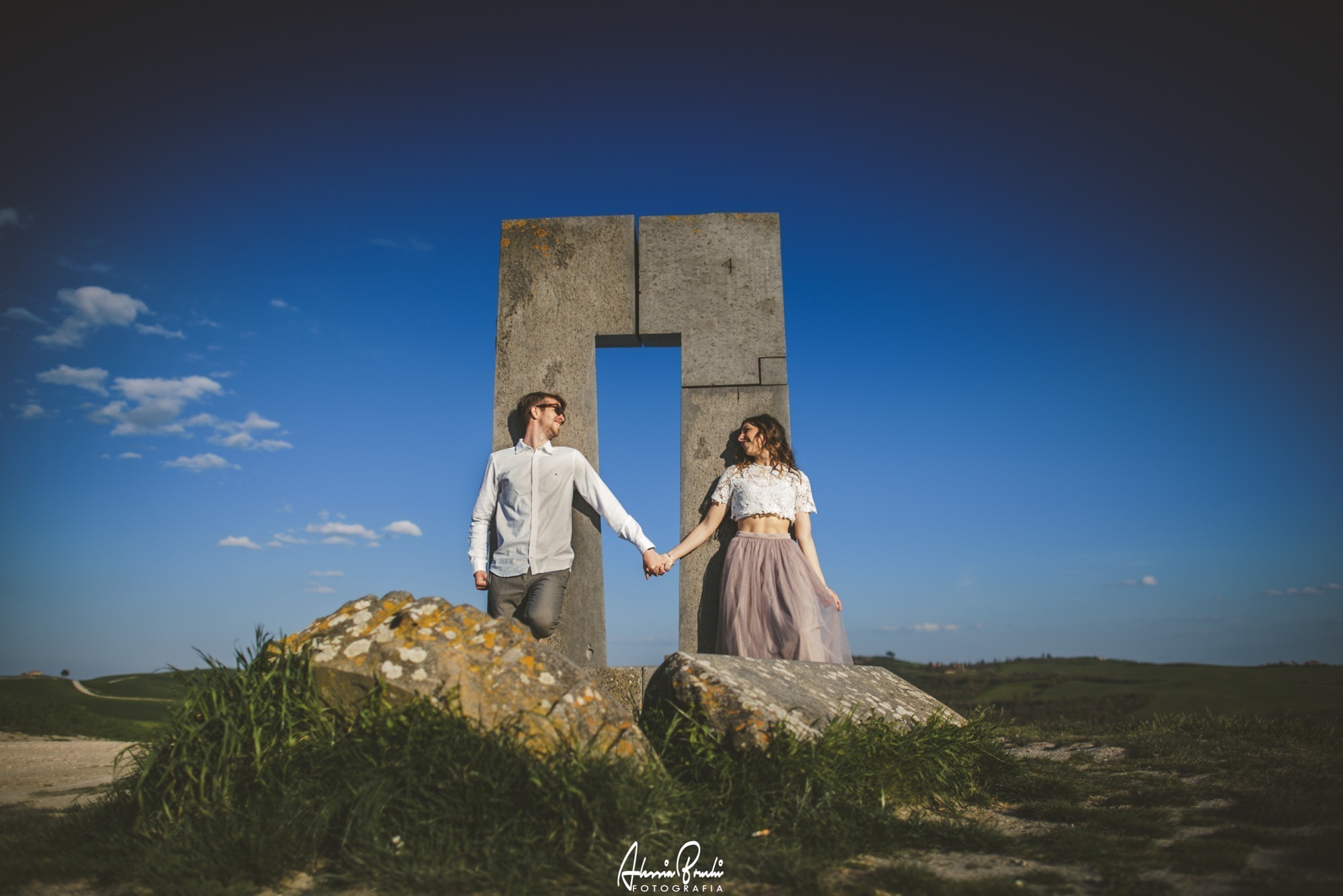 Romantic engagement photo session in crete senesi, Siena, the heart of Tuscany with Alessia Bruchi fotografia, italian wedding photographer available for exclusive wedding destination in Italy Engagement photo Shooting in Siena Tuscany