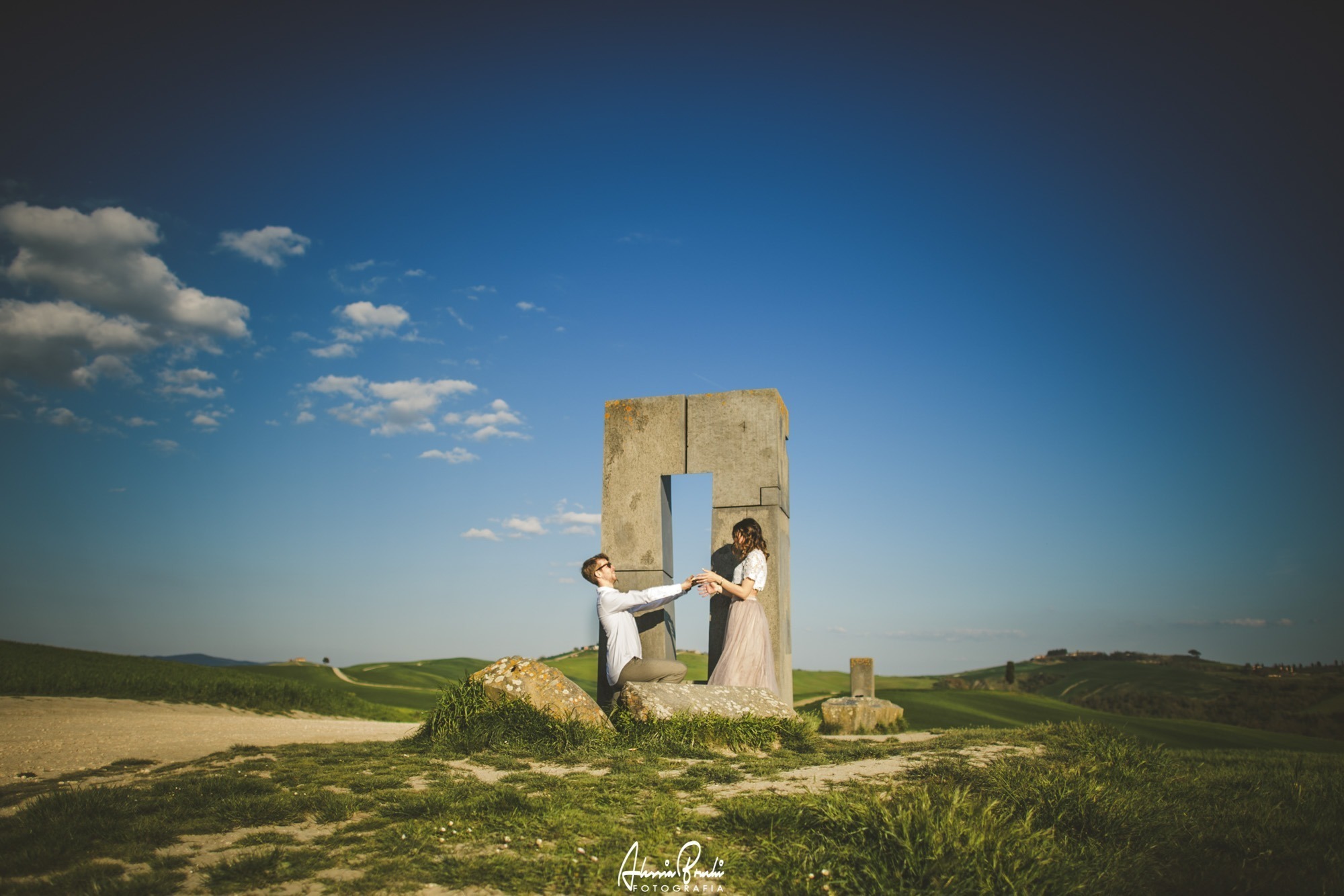 Romantic engagement photo session in crete senesi, Siena, the heart of Tuscany with Alessia Bruchi fotografia, italian wedding photographer available for exclusive wedding destination in Italy fotografo proposta di matrimonio
