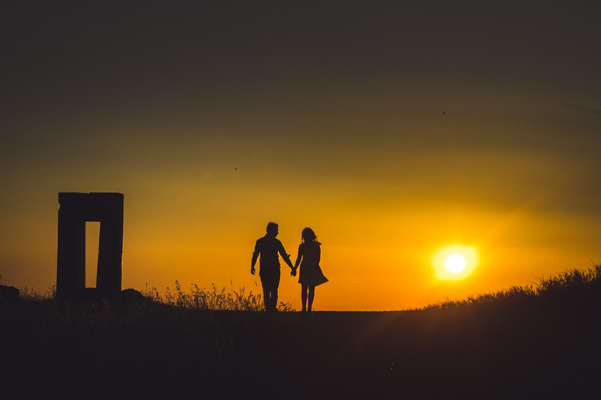 Engagement photos in Crete Senesi, Tuscany. Sunset couple photos Tuscany