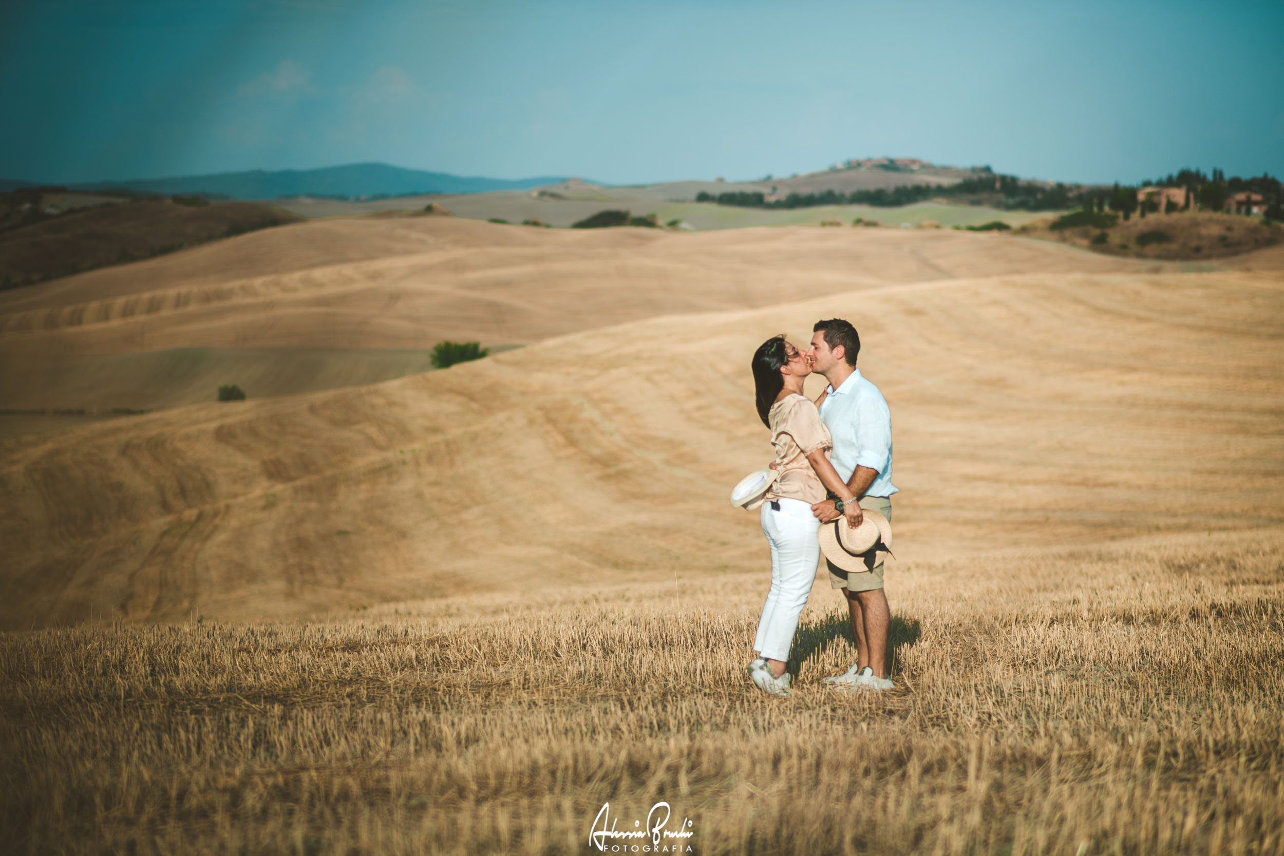 Engagement photo shooting in Crete Senesi, Tuscany. Photo by Alessia Bruchi Fotografia, italian wedding photographer based in siena available for exclusive wedding engagement elopement in Tuscany and Italy ritratto di coppia siena