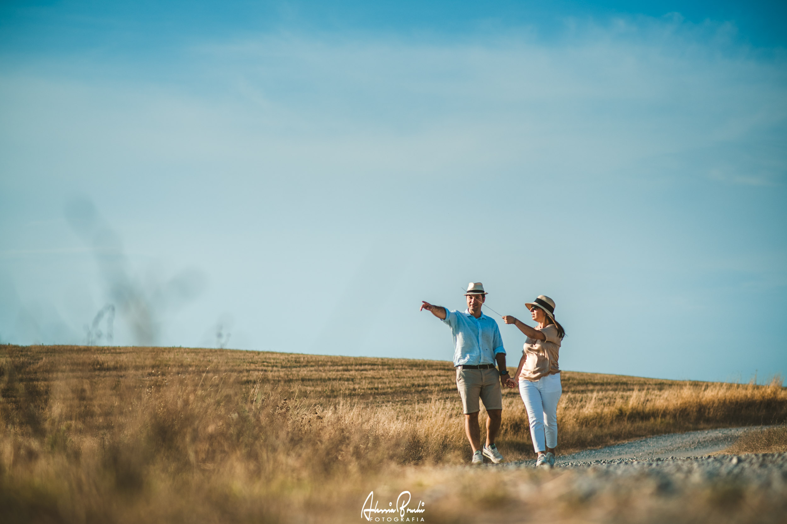 Engagement photo shooting in Crete Senesi, Tuscany. Photo by Alessia Bruchi Fotografia, italian wedding photographer based in siena available for exclusive wedding engagement elopement in Tuscany and Italy