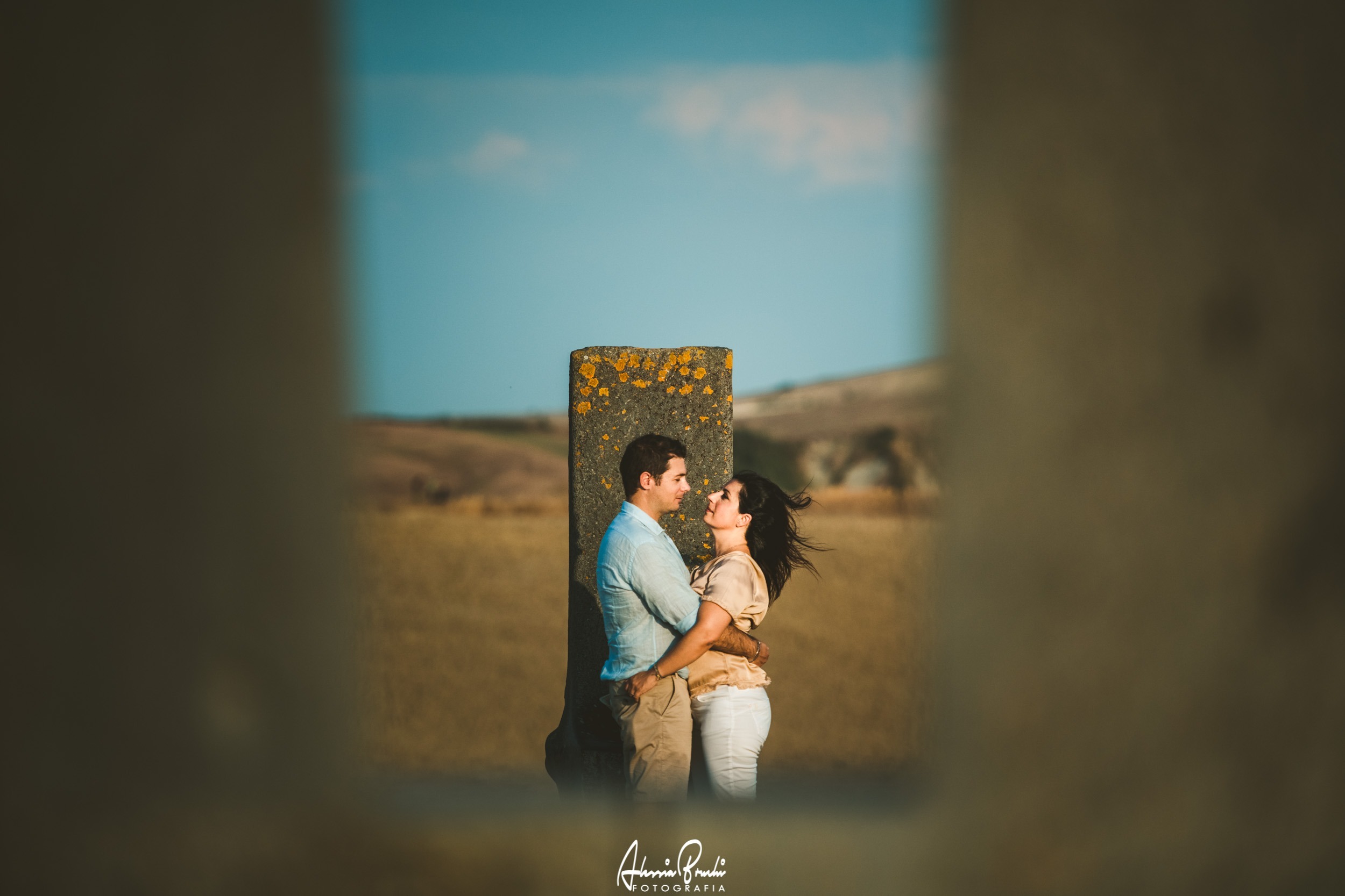 Engagement photo shooting in Crete Senesi, Tuscany. Photo by Alessia Bruchi Fotografia, italian wedding photographer based in siena available for exclusive wedding engagement elopement in Tuscany and Italy fotografo fidanzamento siena
