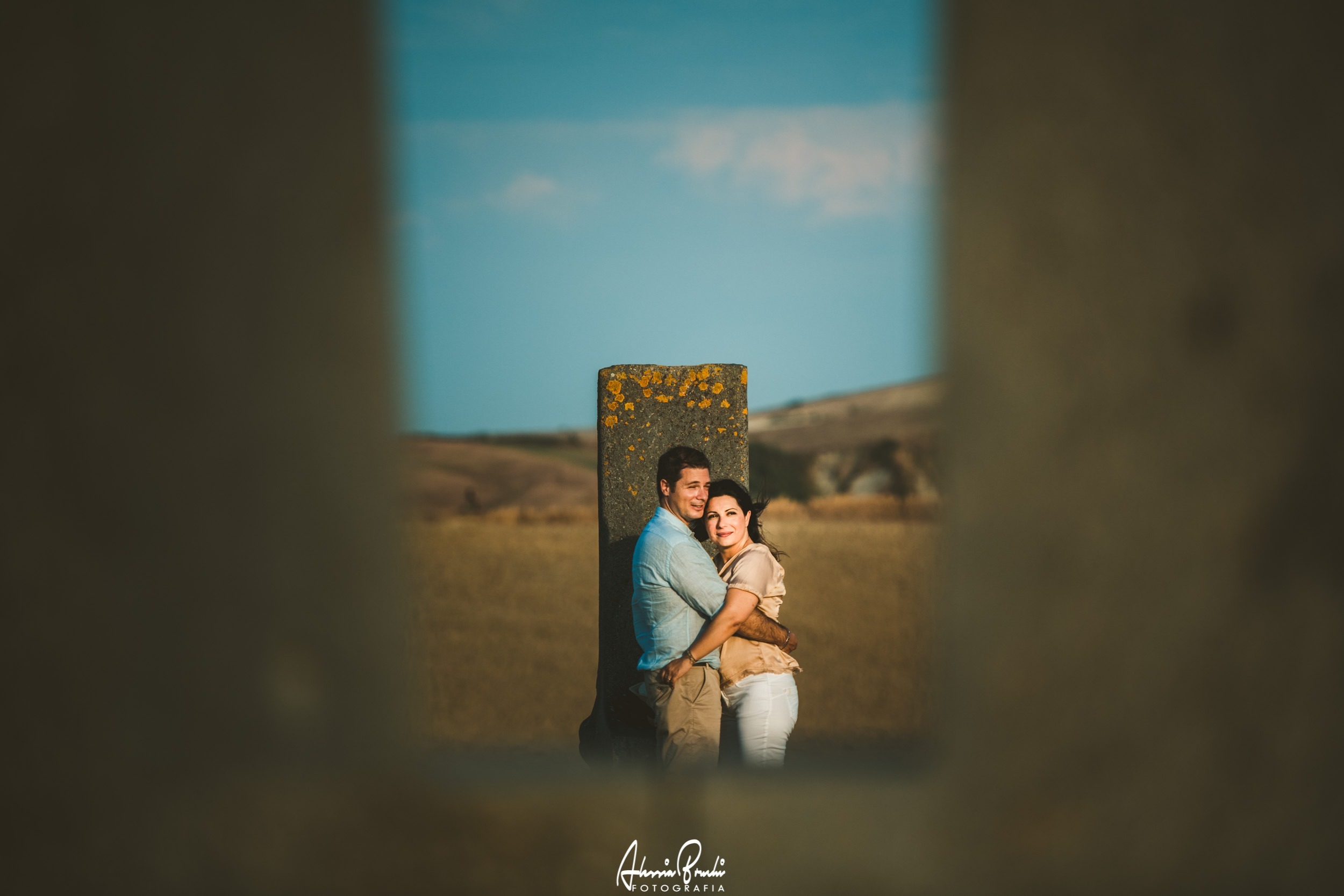 Engagement photo shooting in Crete Senesi, Tuscany. Photo by Alessia Bruchi Fotografia, italian wedding photographer based in siena available for exclusive wedding engagement elopement in Tuscany and Italy Engagement photos in Tuscany