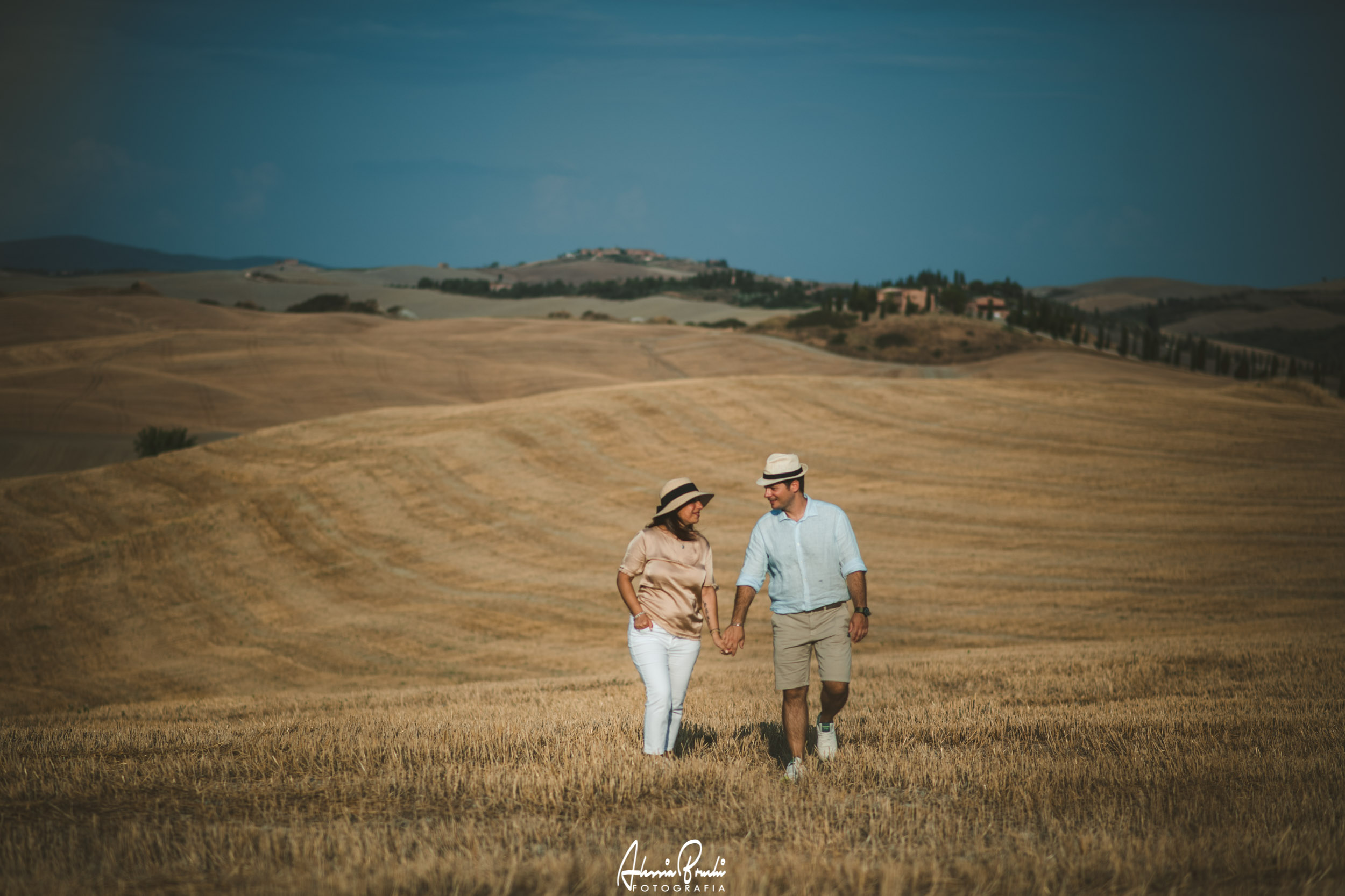 Engagement Photo shooting in Crete Senesi, Tuscany. Photo by Alessia Bruchi Fotografia, italian wedding photographer based in siena available for exclusive wedding engagement elopement in Tuscany and Italy Engagement photos in Tuscany
