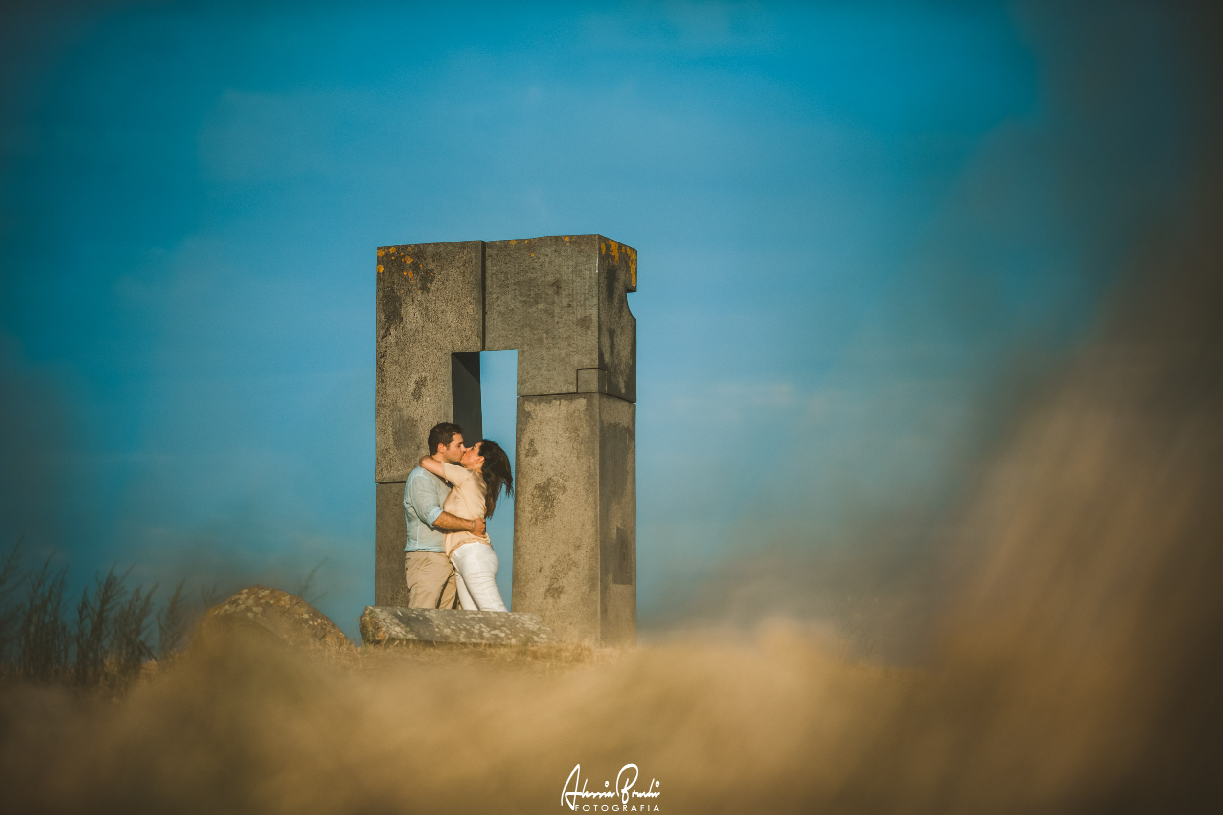 Engagement photo shooting in Crete Senesi, Tuscany. Photo by Alessia Bruchi Fotografia, italian wedding photographer based in siena available for exclusive wedding engagement elopement in Tuscany and Italy Foto Fidanzamento Siena