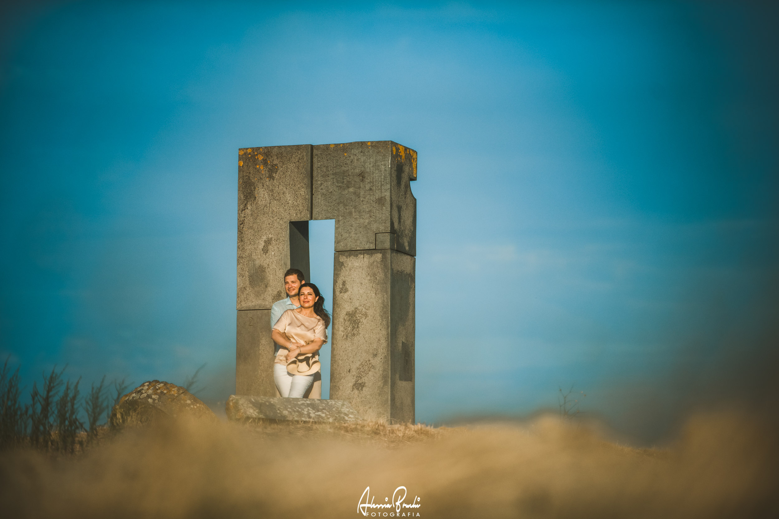 Engagement photo shooting in Crete Senesi, Tuscany. Photo by Alessia Bruchi Fotografia, italian wedding photographer based in siena available for exclusive wedding engagement elopement in Tuscany and Italy Engagement photographer in Tuscany