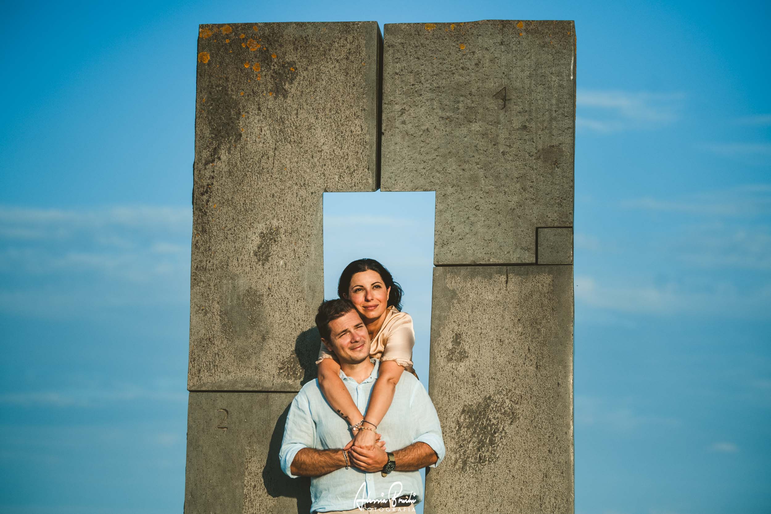 Engagement photo shooting in Crete Senesi, Tuscany. Photo by Alessia Bruchi Fotografia, italian wedding photographer based in siena available for exclusive wedding engagement elopement in Tuscany and Italy Romantic Engagement photos in Tuscany