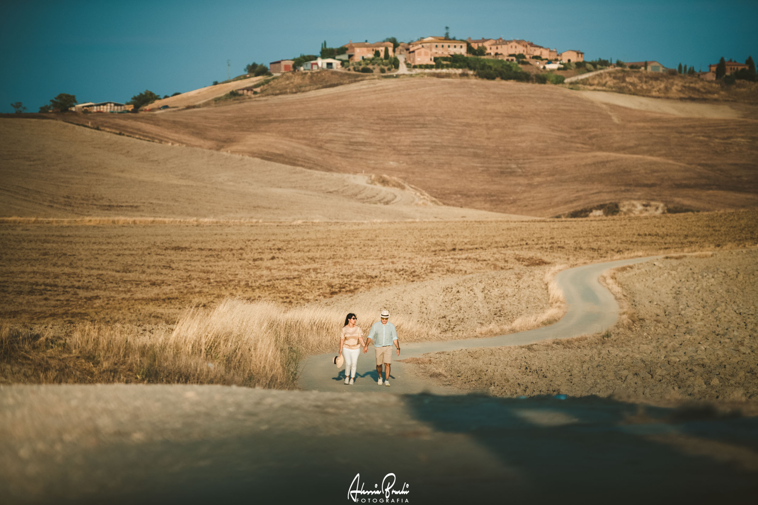 Engagement photo shooting in Crete Senesi, Tuscany. Photo by Alessia Bruchi Fotografia, italian wedding photographer based in siena available for exclusive wedding engagement elopement in Tuscany and Italy