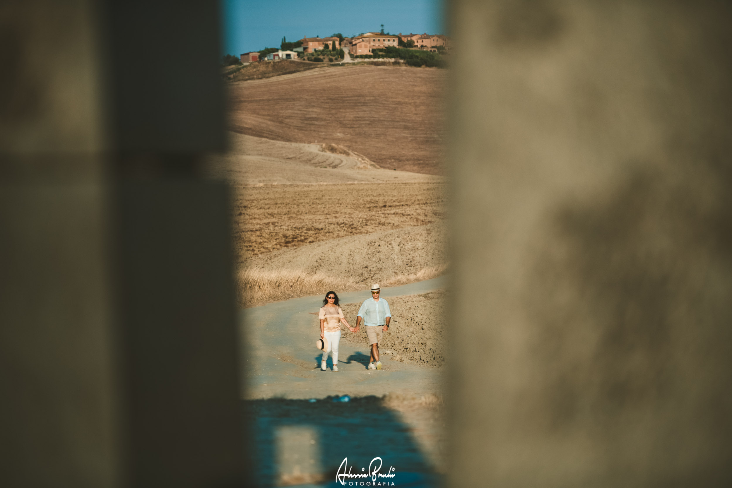 Engagement photo shooting in Crete Senesi, Tuscany. Photo by Alessia Bruchi Fotografia, italian wedding photographer based in siena available for exclusive wedding engagement elopement in Tuscany and Italy Engagement photos in Siena Tuscany