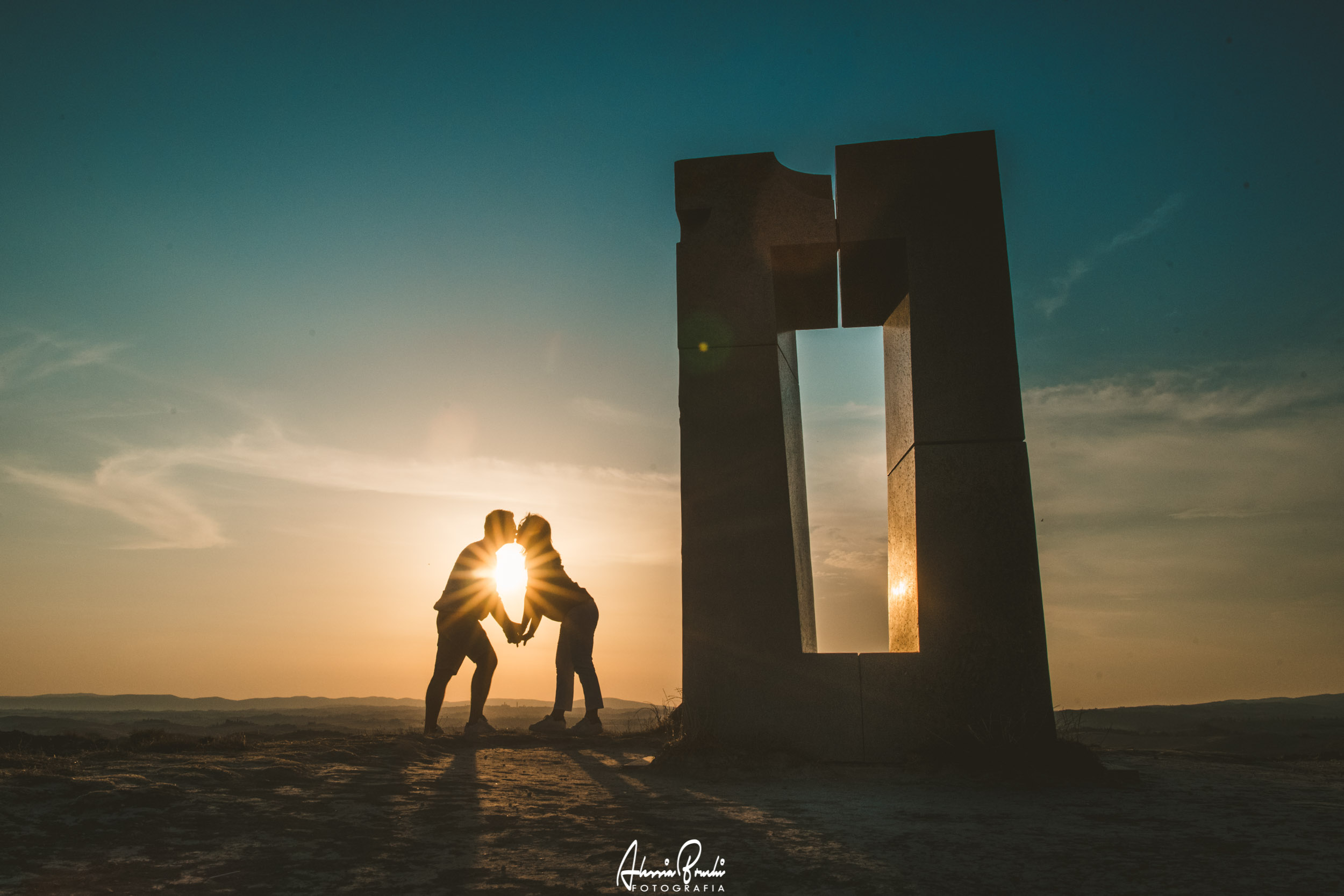 Engagement photo shooting in Crete Senesi, Tuscany. Photo by Alessia Bruchi Fotografia, italian wedding photographer based in siena available for exclusive wedding engagement elopement in Tuscany and Italy