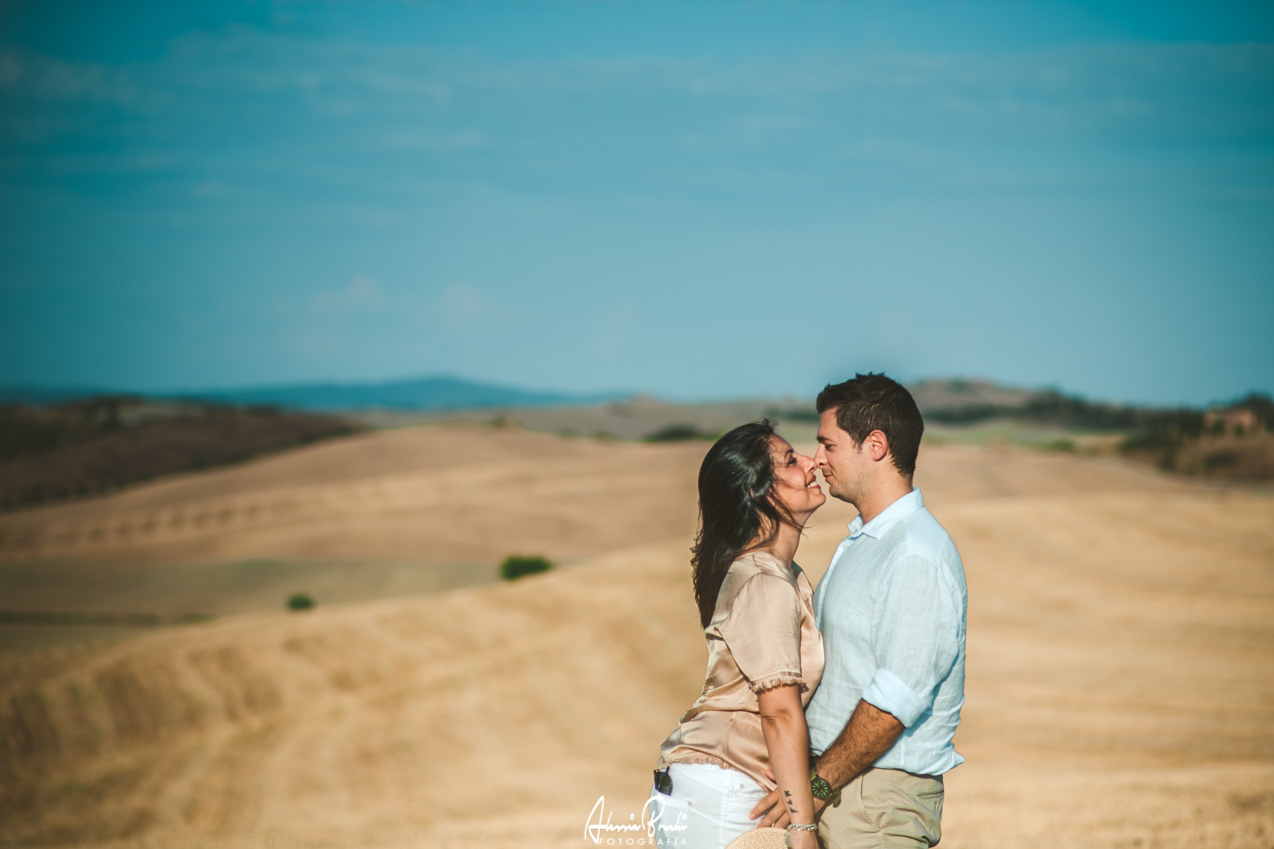 Engagement photo shooting in Crete Senesi, Tuscany. Photo by Alessia Bruchi Fotografia, italian wedding photographer based in siena available for exclusive wedding engagement elopement in Tuscany and Italy couple portrait pictures in Tuscany