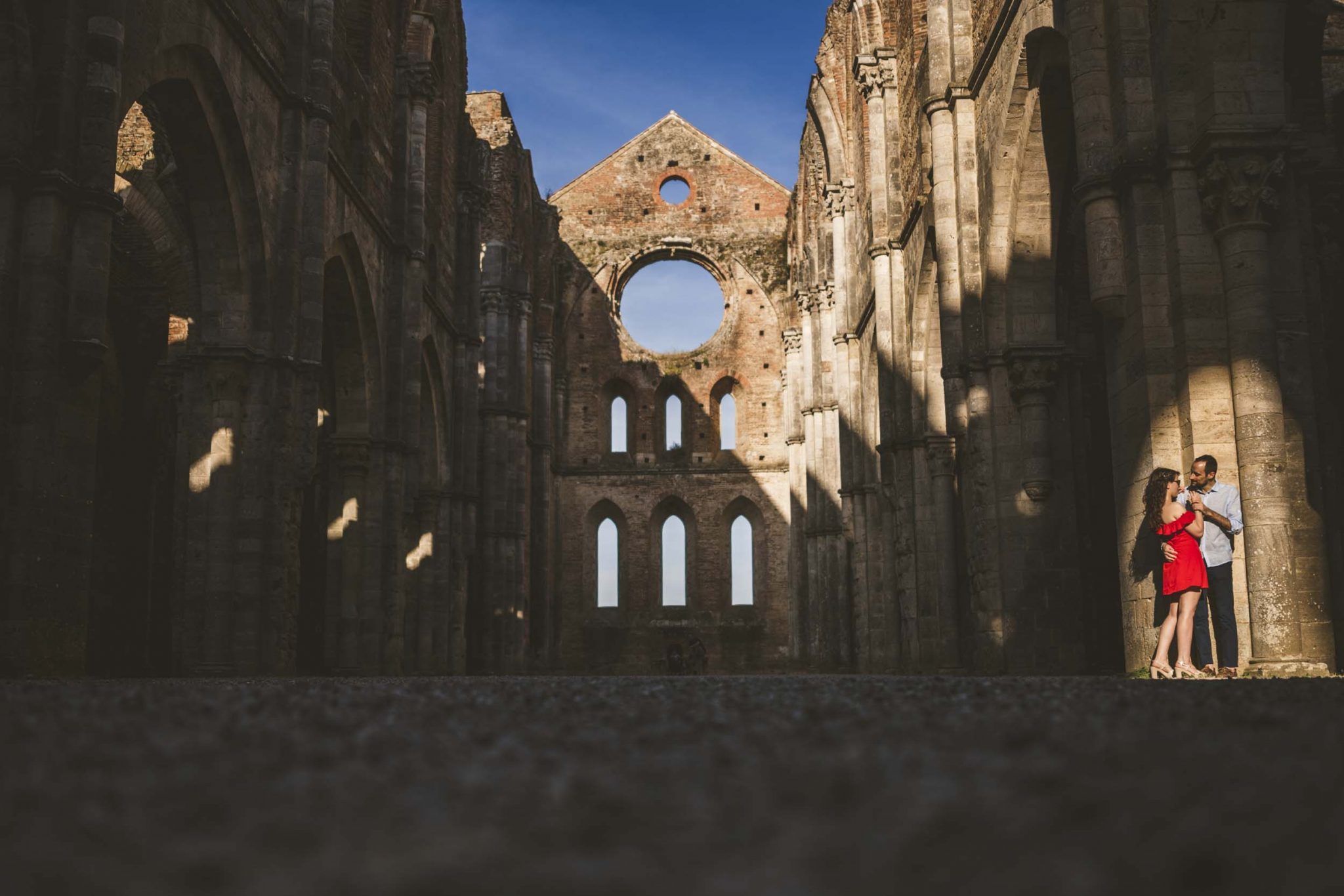 Engagement photo shooting in San Galgano Abbey, Tuscany Engagement Photos in San Galgano Abbey Tuscany