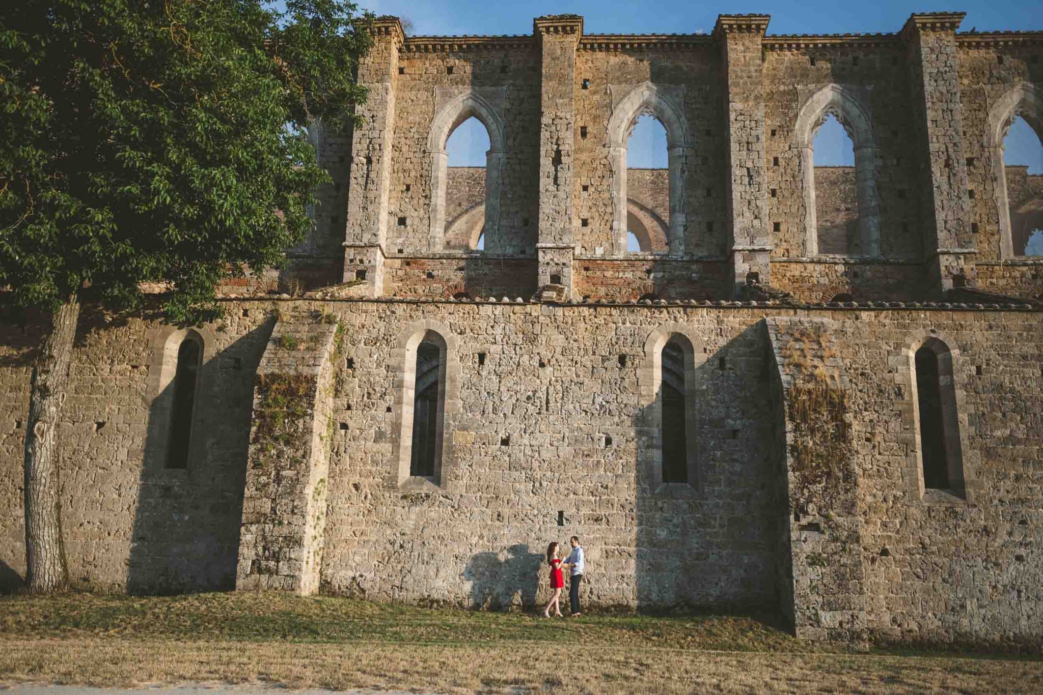 Engagement photo shooting in san galgano abbey, Tuscany - Alessia Bruchi Fotografia, italian wedding photographer based in siena available for exclusive wedding engagement elopement in Tuscany and Italy Foto Prematrimonio Siena Toscana