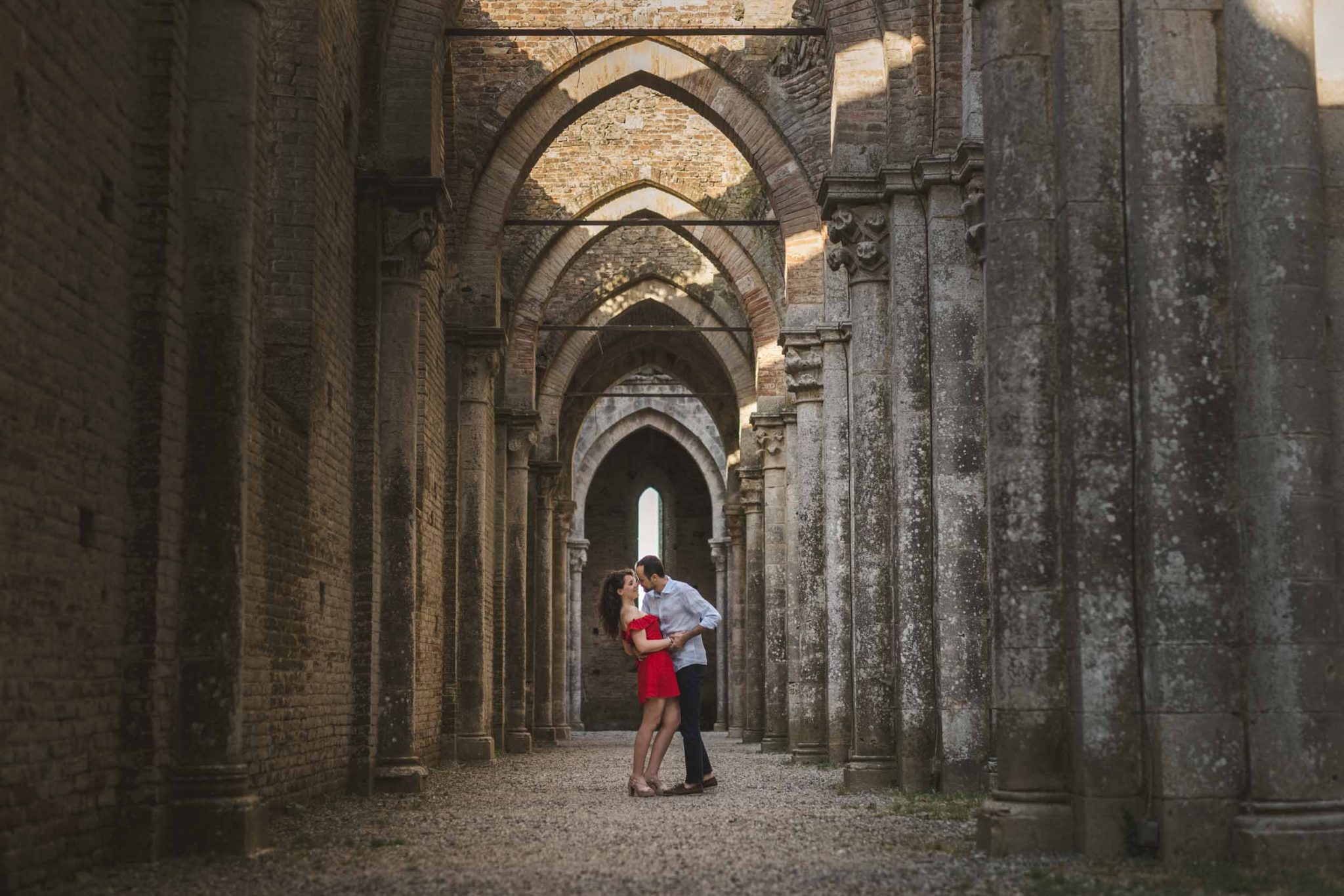 Engagement photo shooting in san galgano abbey, Tuscany - Alessia Bruchi Fotografia, italian wedding photographer based in siena available for exclusive wedding engagement elopement in Tuscany and Italy Engagement Photos San Galgano Abbey Tuscany