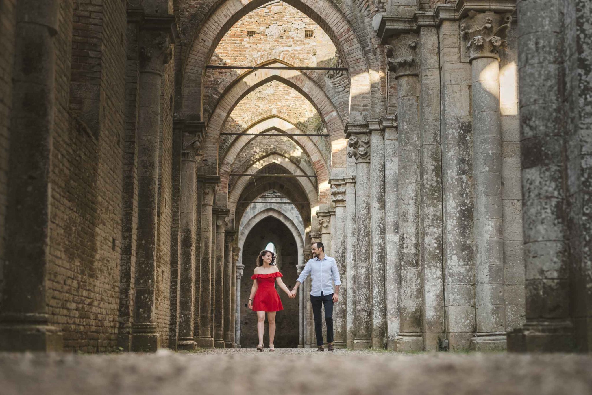 Engagement photo shooting in san galgano abbey, Tuscany - Alessia Bruchi Fotografia, italian wedding photographer based in siena available for exclusive wedding engagement elopement in Tuscany and Italy Engagement Photos San Galgano Abbey Tuscany