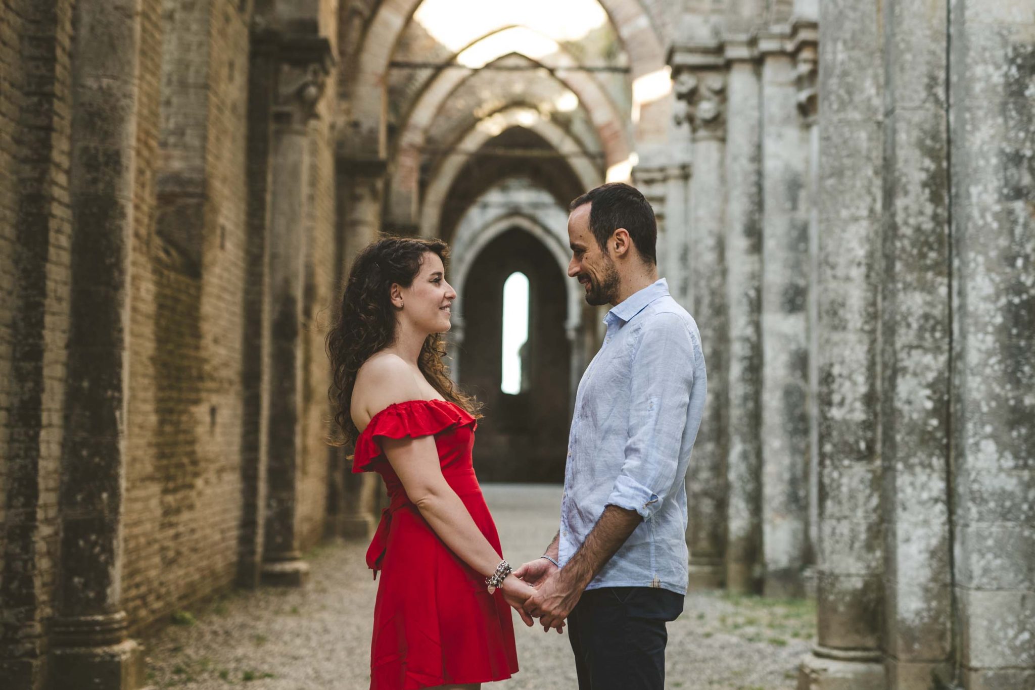 Engagement photo shooting in san galgano abbey, Tuscany - Alessia Bruchi Fotografia, italian wedding photographer based in siena available for exclusive wedding engagement elopement in Tuscany and Italy Engagement Photos San Galgano Abbey Tuscany