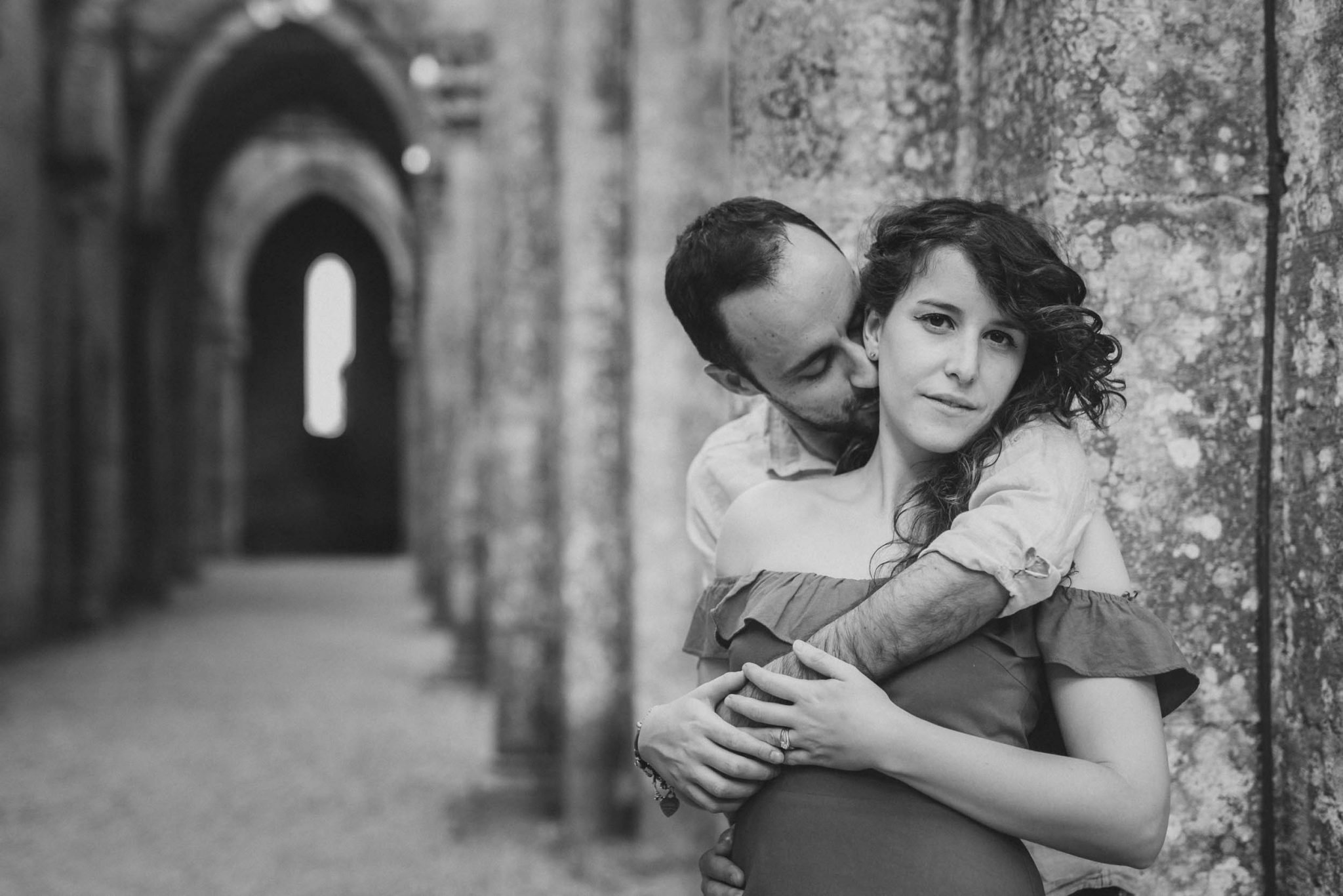 Engagement photo shooting in san galgano abbey, Tuscany - Alessia Bruchi Fotografia, italian wedding photographer based in siena available for exclusive wedding engagement elopement in Tuscany and Italy Engagement Photos San Galgano Abbey Tuscany