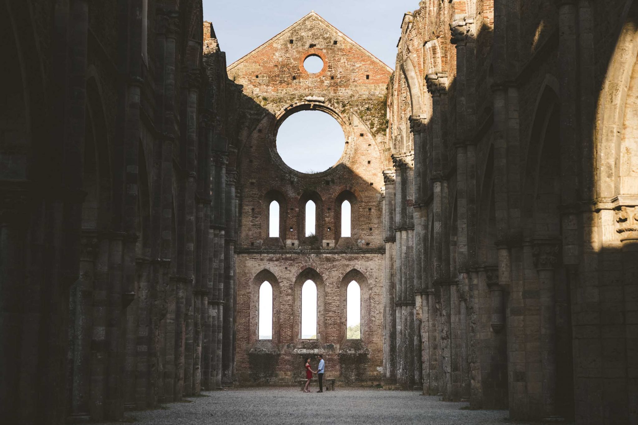 Engagement photo shooting in san galgano abbey, Tuscany - Alessia Bruchi Fotografia, italian wedding photographer based in siena available for exclusive wedding engagement elopement in Tuscany and Italy Foto Prematrimonio Abbazia di San Galgano